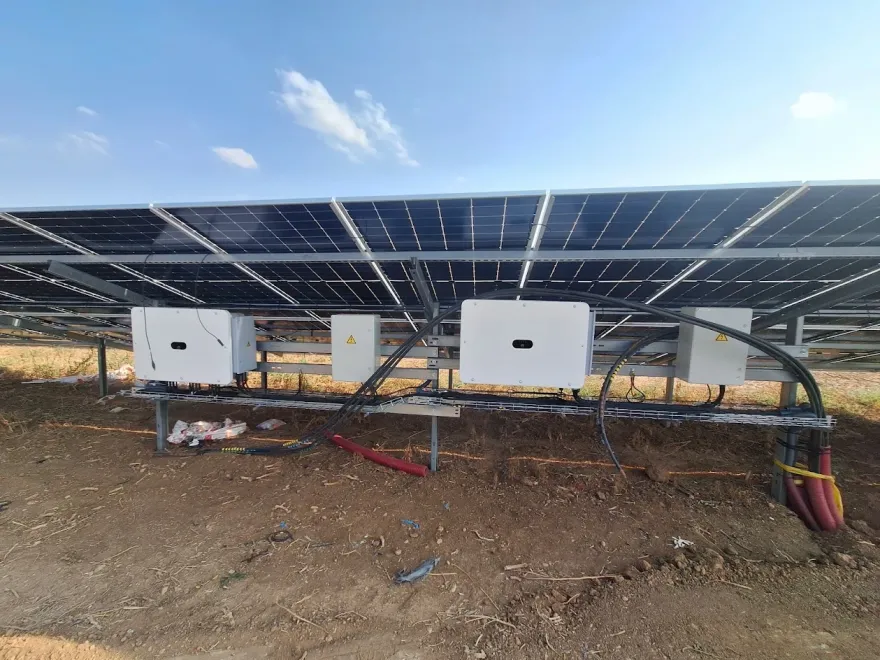 Estructura fotovoltaica con inversores de string y cableado de continua instalados bajo los módulos solares