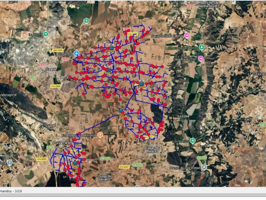 Sistema de información geográfica mostrando la red de riego de una comunidad de regantes sobre ortofoto, con los contadores y los sectores por capas
