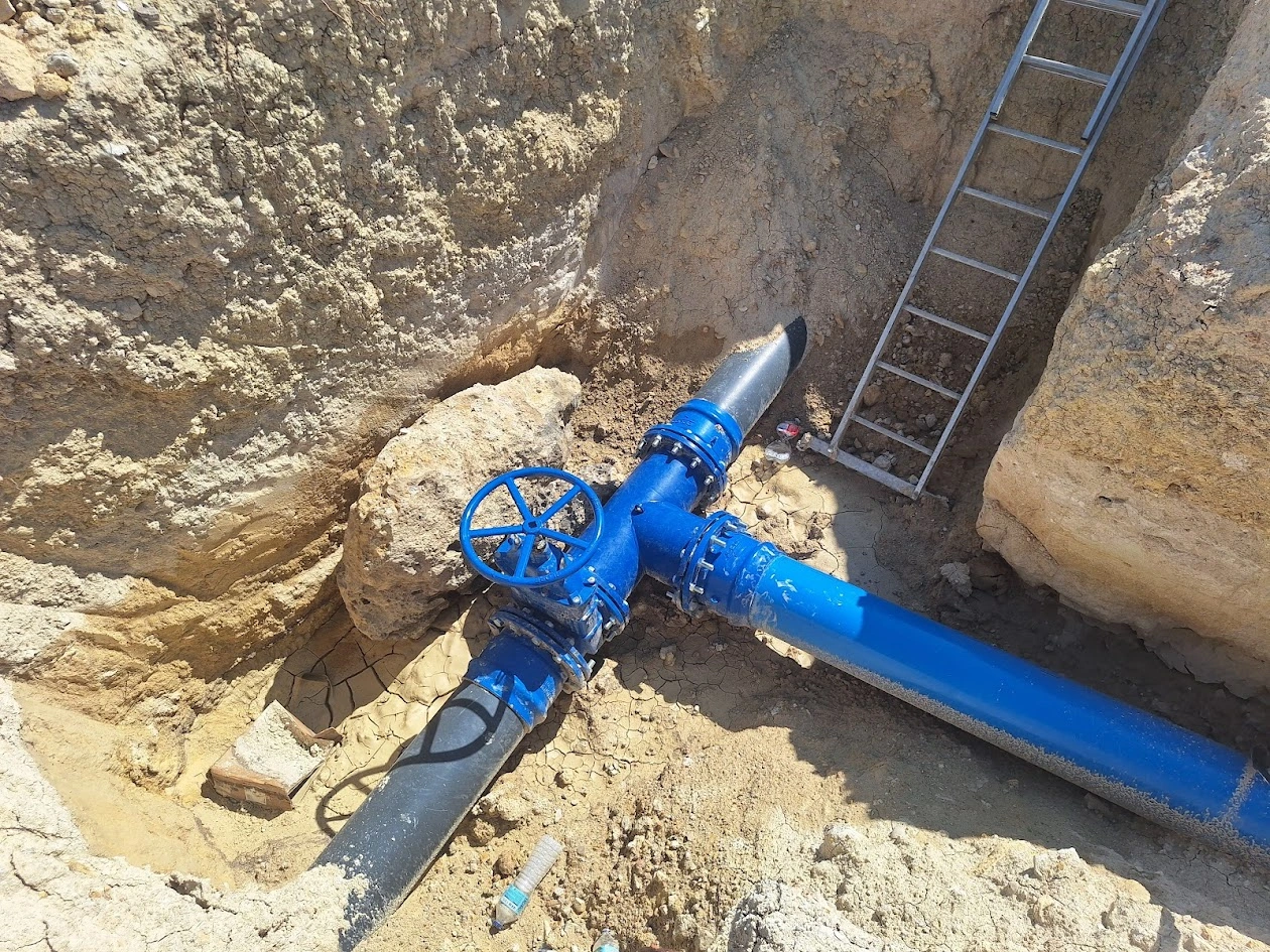 Instalación de riego en una parcela agrícola con tuberías y cabezal de filtrado