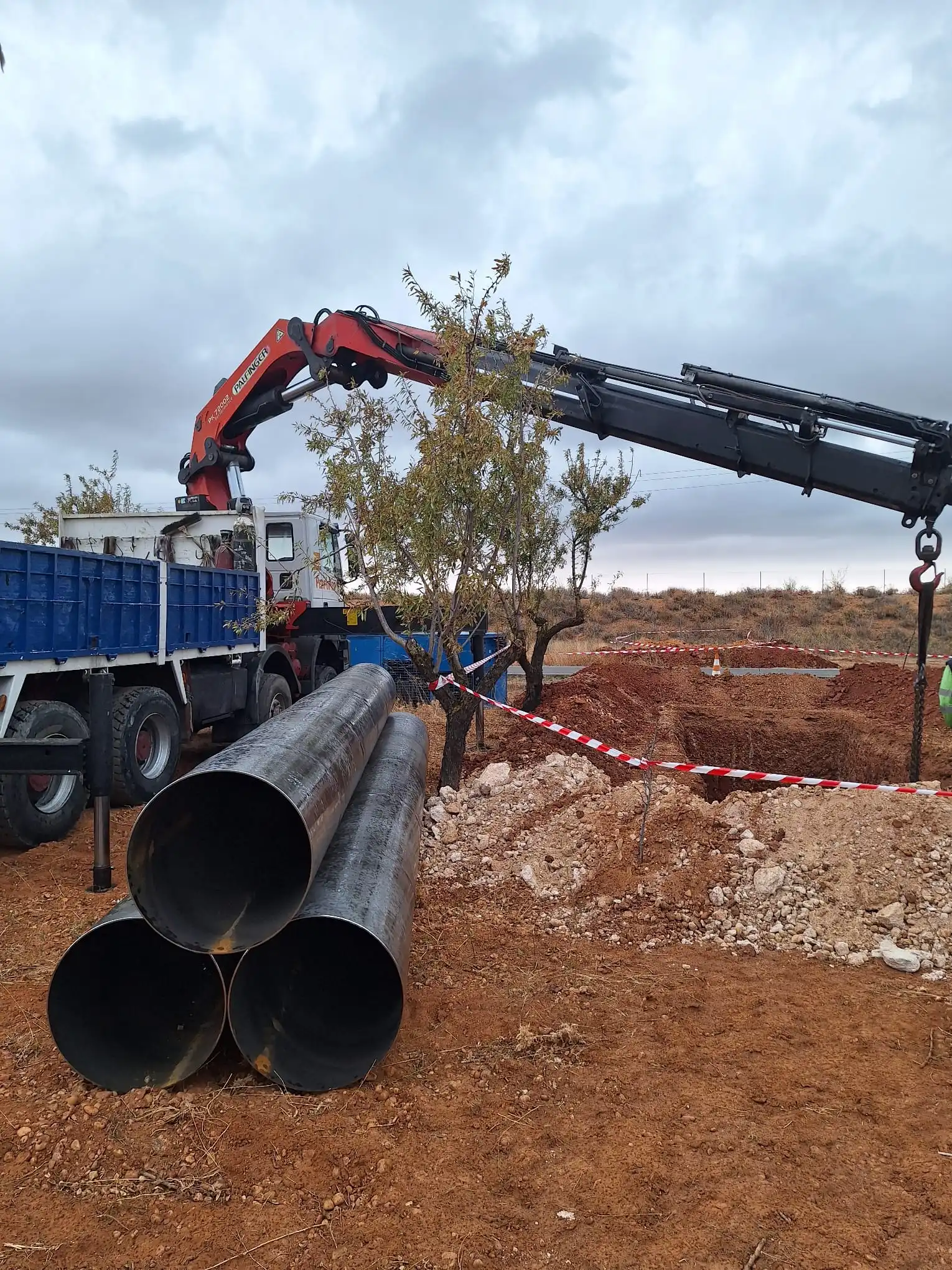 Tubería de PVC-O instalada en zanja durante la ejecución del proyecto